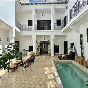 27 & Entierement Privatise Riad
